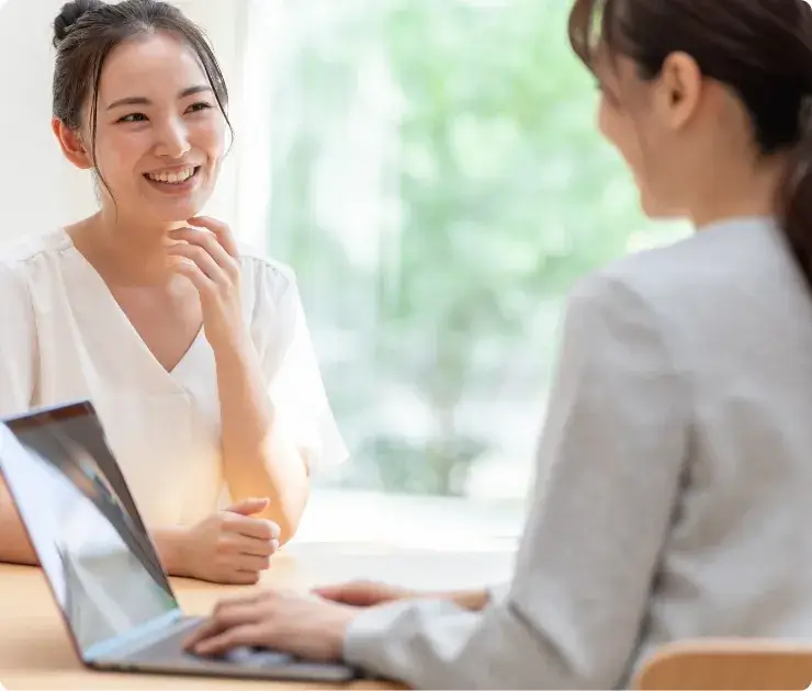 女性が司法書士に相談している様子